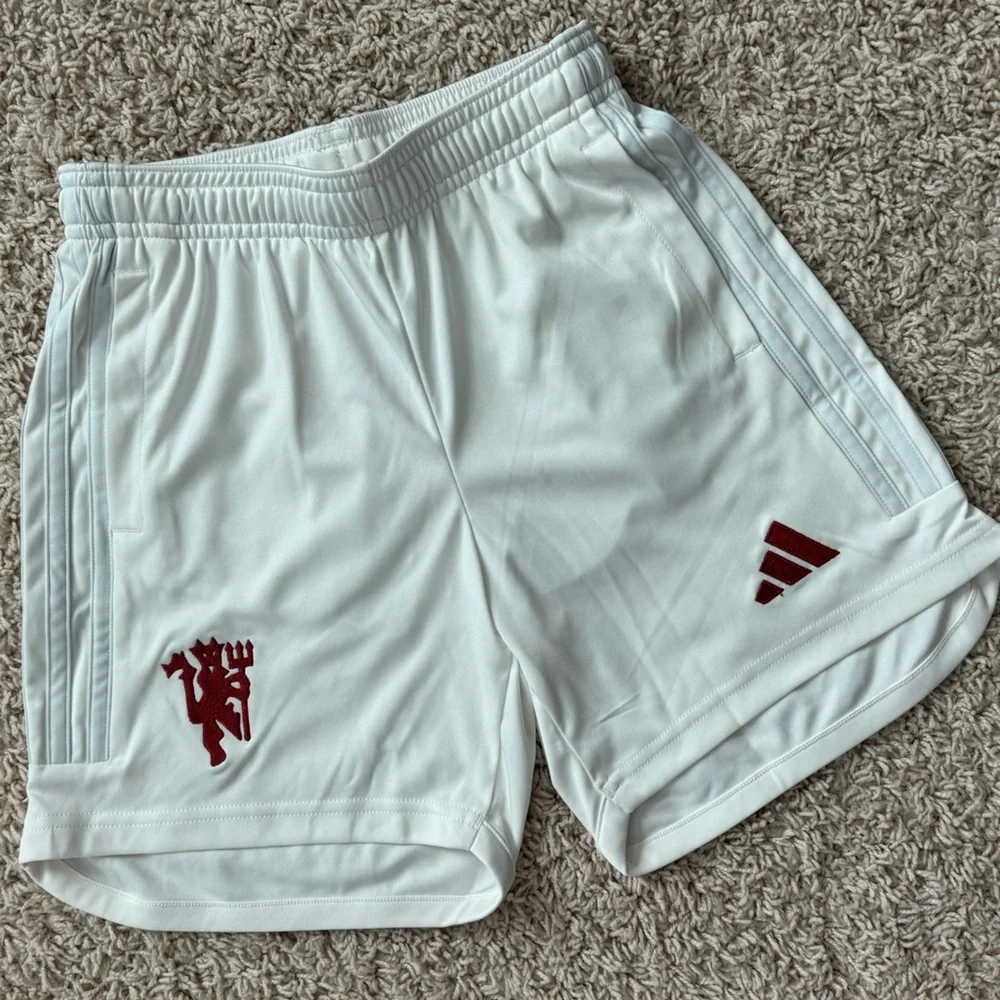 NWOT adidas Man United Third Shorts 2023-24 - Kids, size Small 9-10