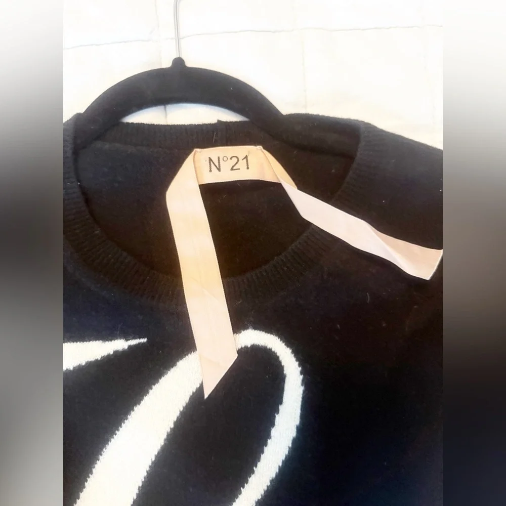 No. 21 luxurious black
