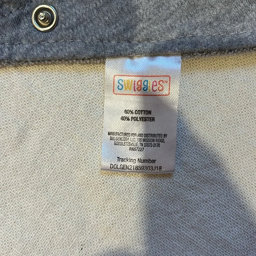 Swiggles gray white