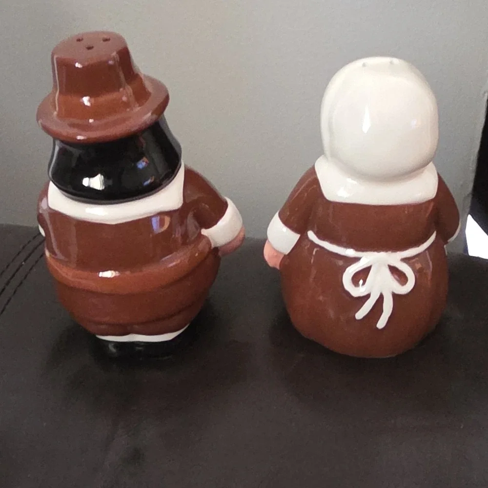 Publix The Pilgrim Pair Porcelain Salt & Pepper Shakers 2004 Thanksgiving In Box
