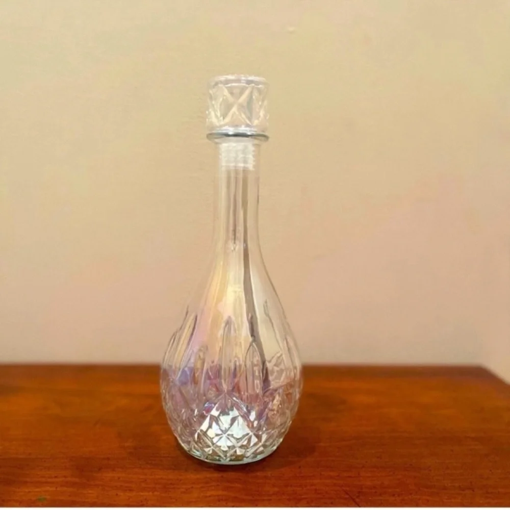 NEW! Elegant Wine Decanter in Cut Glass with Iridescent Finish