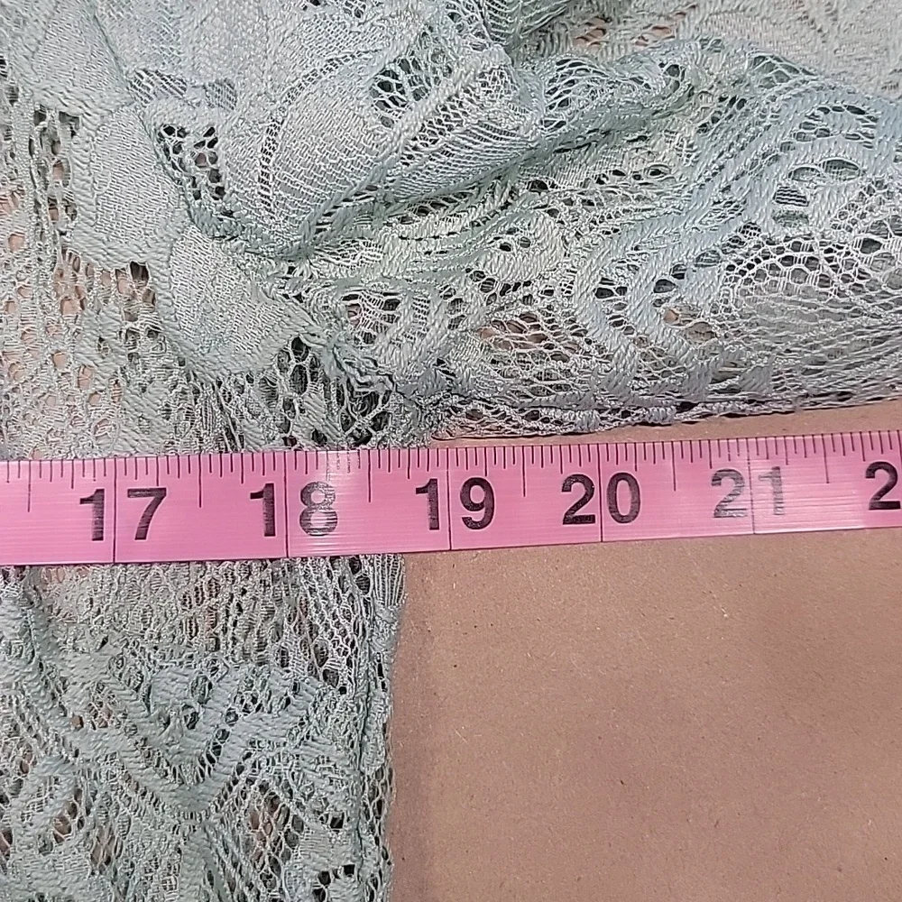 Forever 21 Size M Mint Green Lace Long Sleeve Crop Blouse