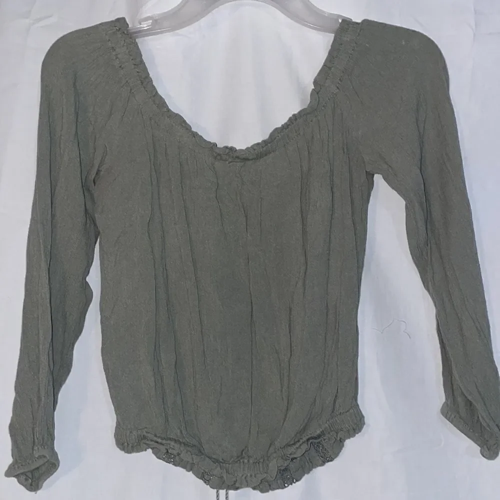 Charlotte Russe elasticity shoulders top
