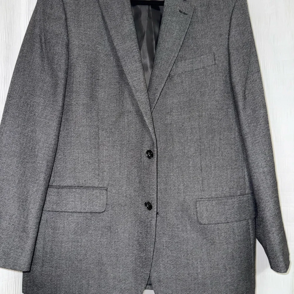 Haggar Gray Sport Coat with Notched Lapels and Padded Shoulders