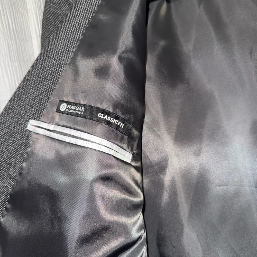 Haggar Gray Sport Coat with Notched Lapels and Padded Shoulders