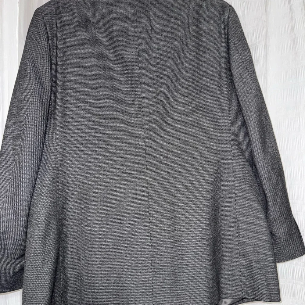 Haggar Gray Sport Coat with Notched Lapels and Padded Shoulders
