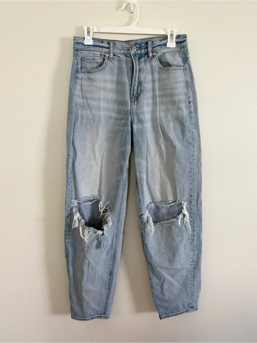 American Eagle Relaxed Mom Jean Womens Size 4 Regular Blue Denim Distressed