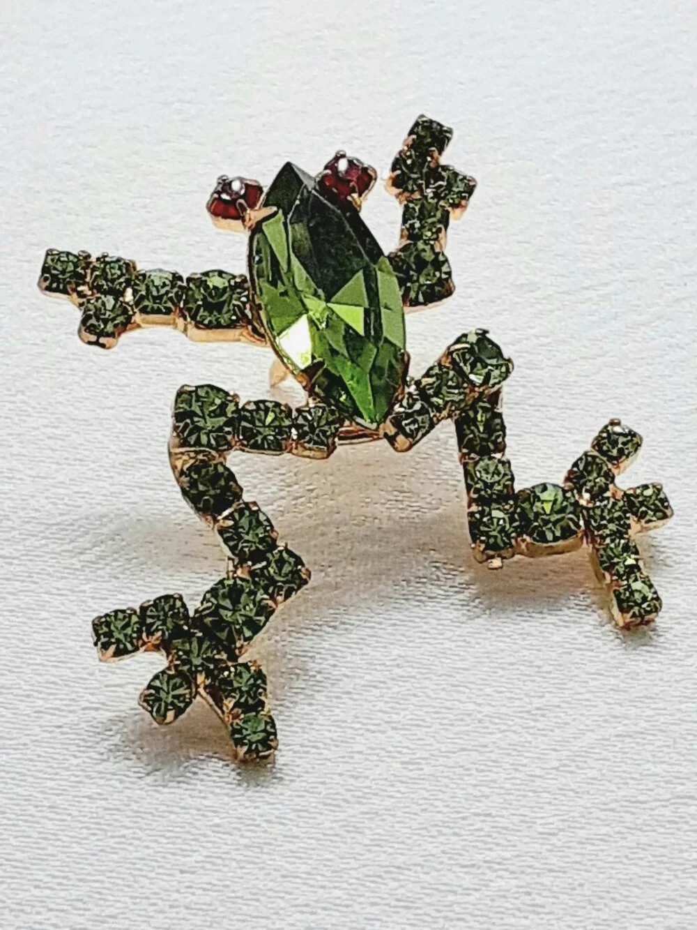 NEW Green Crystal Put'Em Pin Dancing Frog