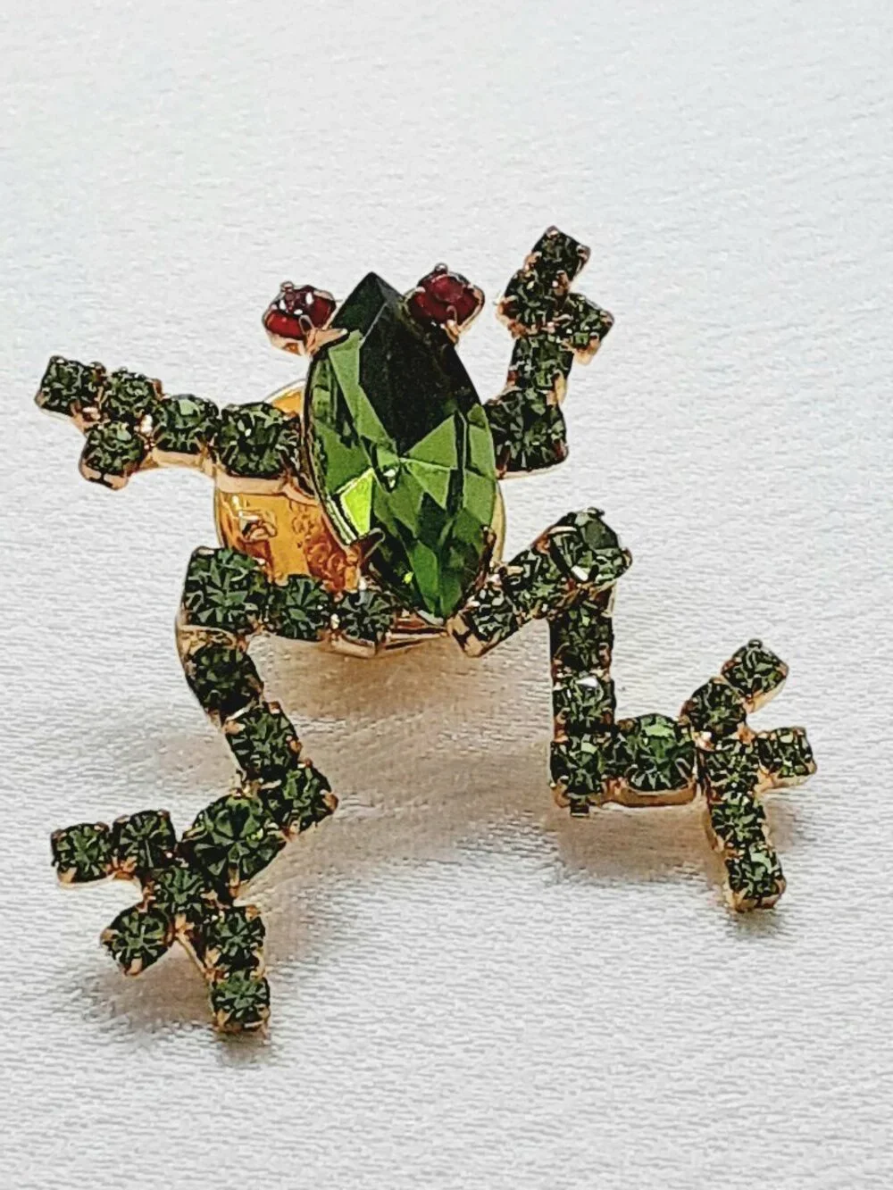 NEW Green Crystal Put'Em Pin Dancing Frog