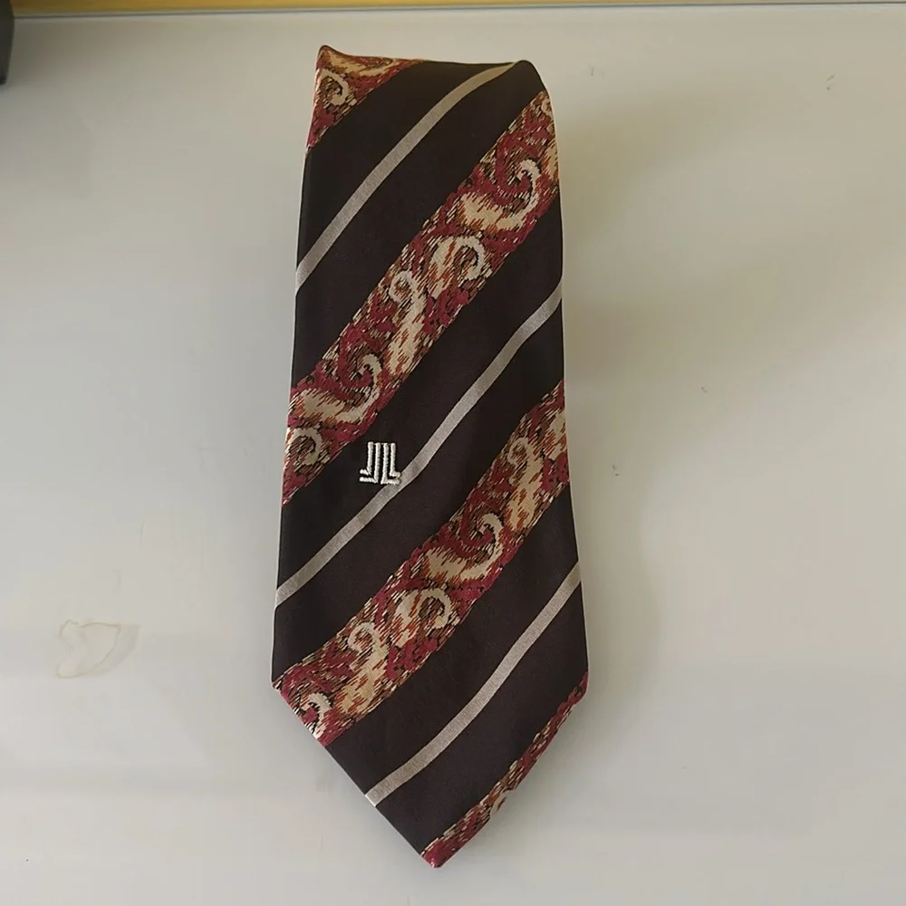 Lanvin Paris Signature Brown Red Diagonal Stripe 100% Silk Tie. Made in France