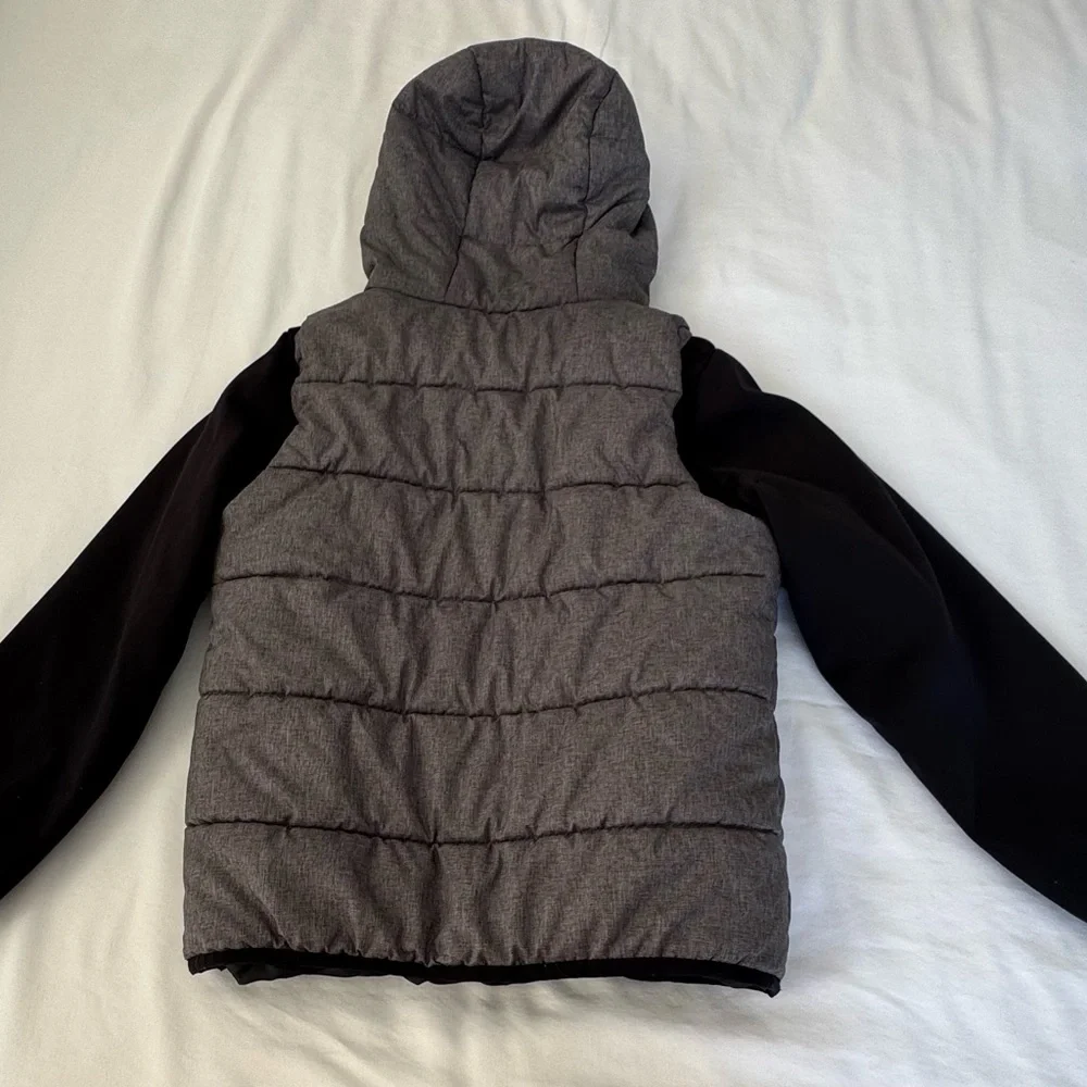 Under Armour Size 8 Kids Black and Gray Puffer vest/jacket combo‎