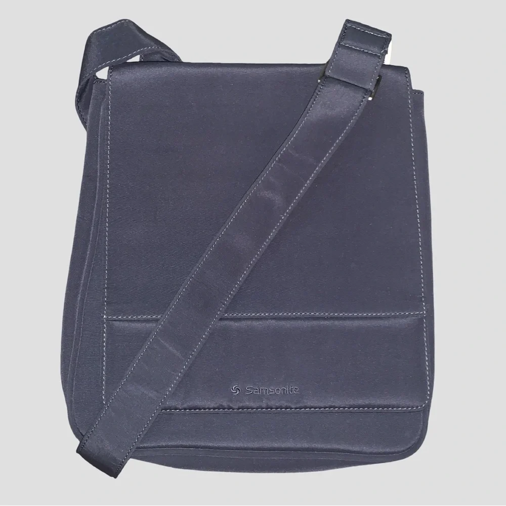 Samsonite Crossbody Travel tablet Nylon Bag Gray With Pockets And Magnetic Snap