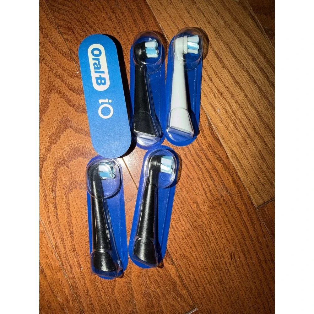 Oral-B iO Electric Toothbrush Heads - mix of black‎ and white - 5 included - new