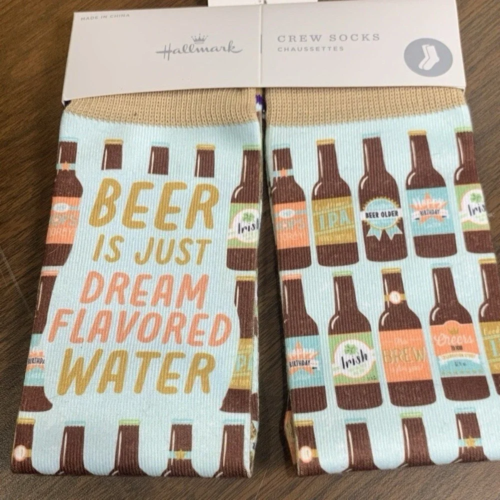 Hallmark Chaussettes‎ Crew Socks Beer Socks NWT A Pair (1)