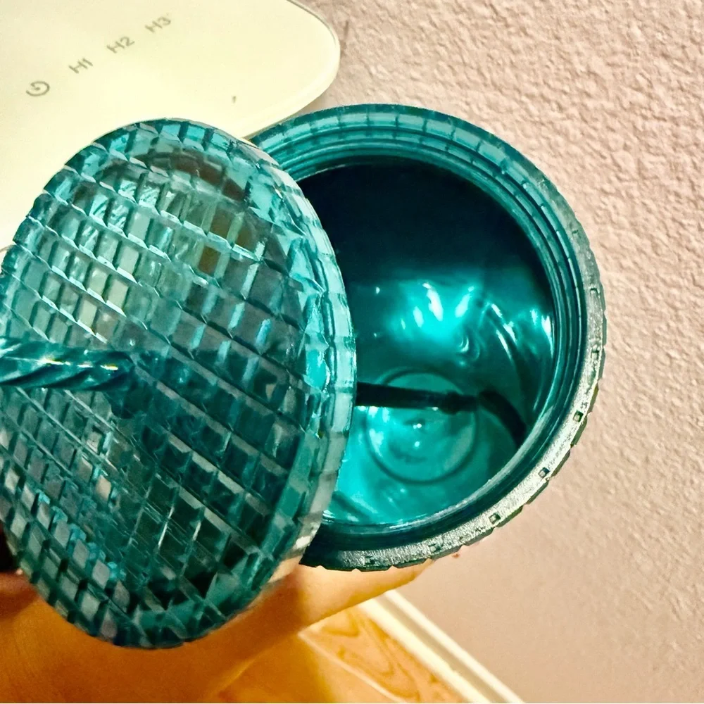 Starbucks straw teal features