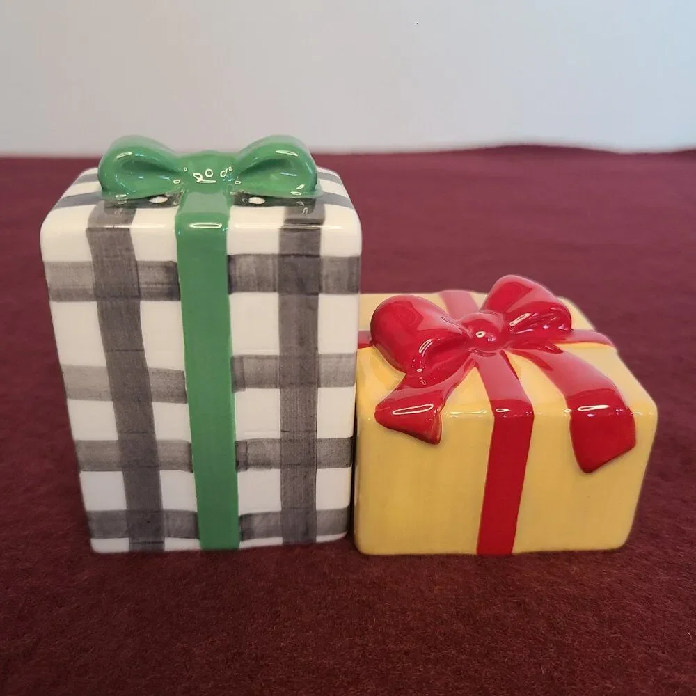 Hallmark VIP Ceramic Christmas Gift Boxes Salt and Pepper Shakers NWT NIB