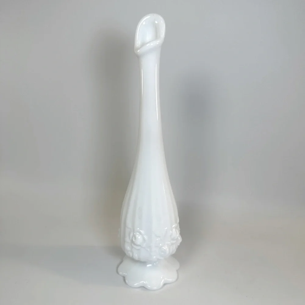 VTG Fenton White Milk‎ Glass Swung Bud Vase Rose Flowers Floral Roses Opaque