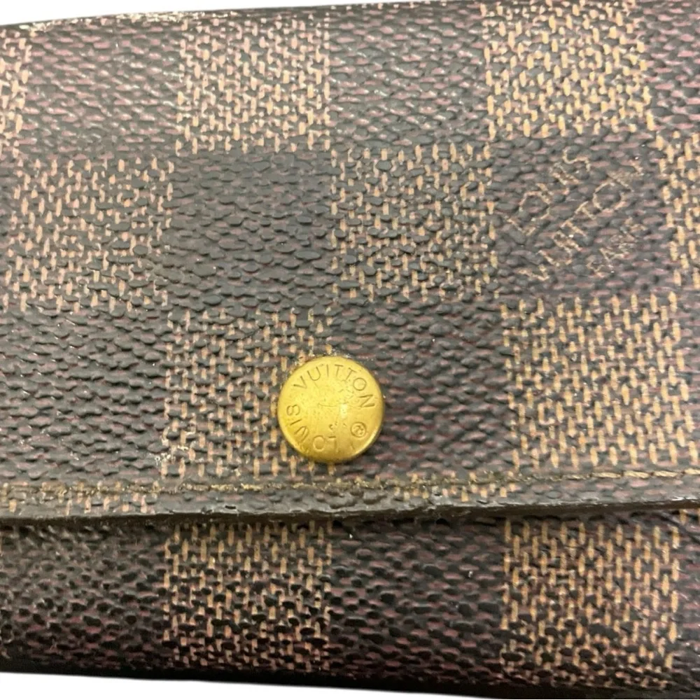 Louis Vuitton louis brown detail