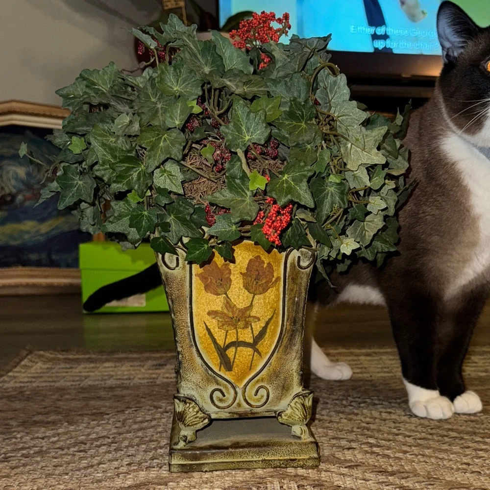 Decorative Green and Red Vintage Ivy Planter