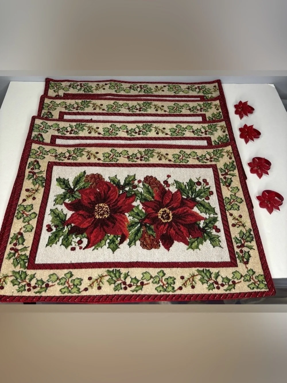 PLACEMATS POINSETTIAS (SET OF 4) WITH POINSETTIAS NAPKIN RINGS (4)