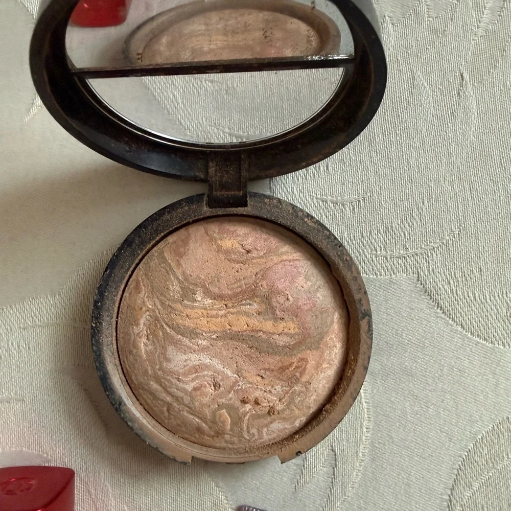 Laura Geller included powder