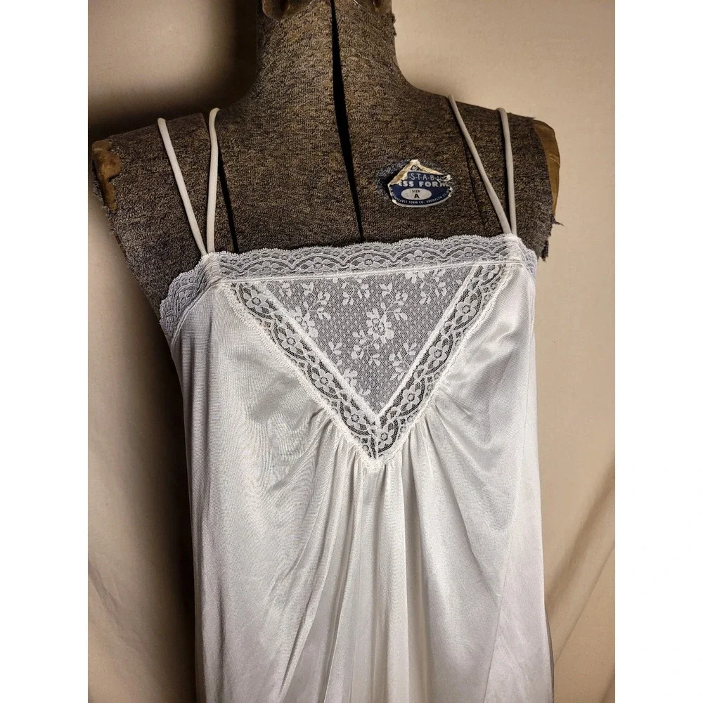 Gilead vintage nightgown