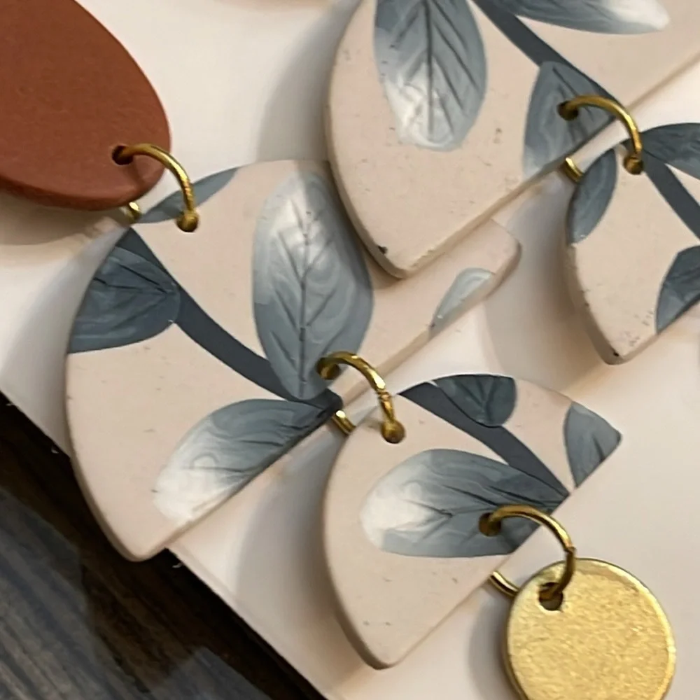 Source Unknown gold tones