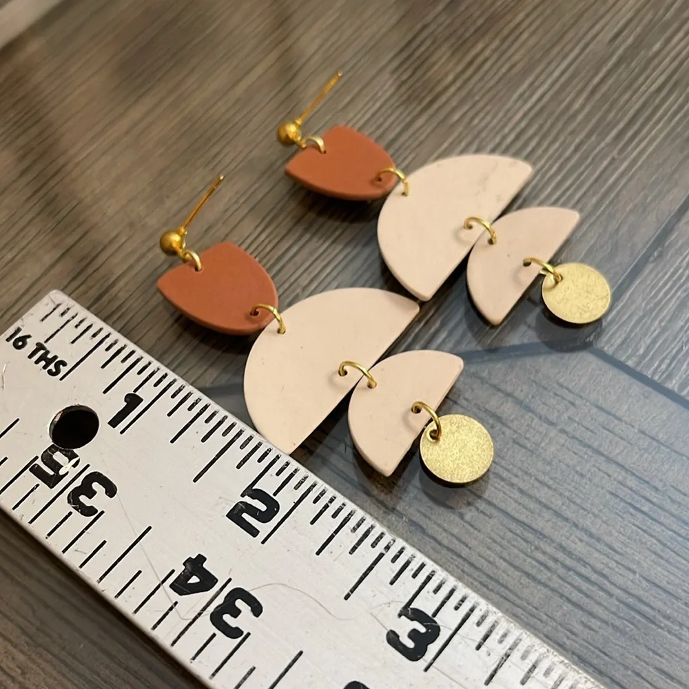 Source Unknown pictures 4” earrings