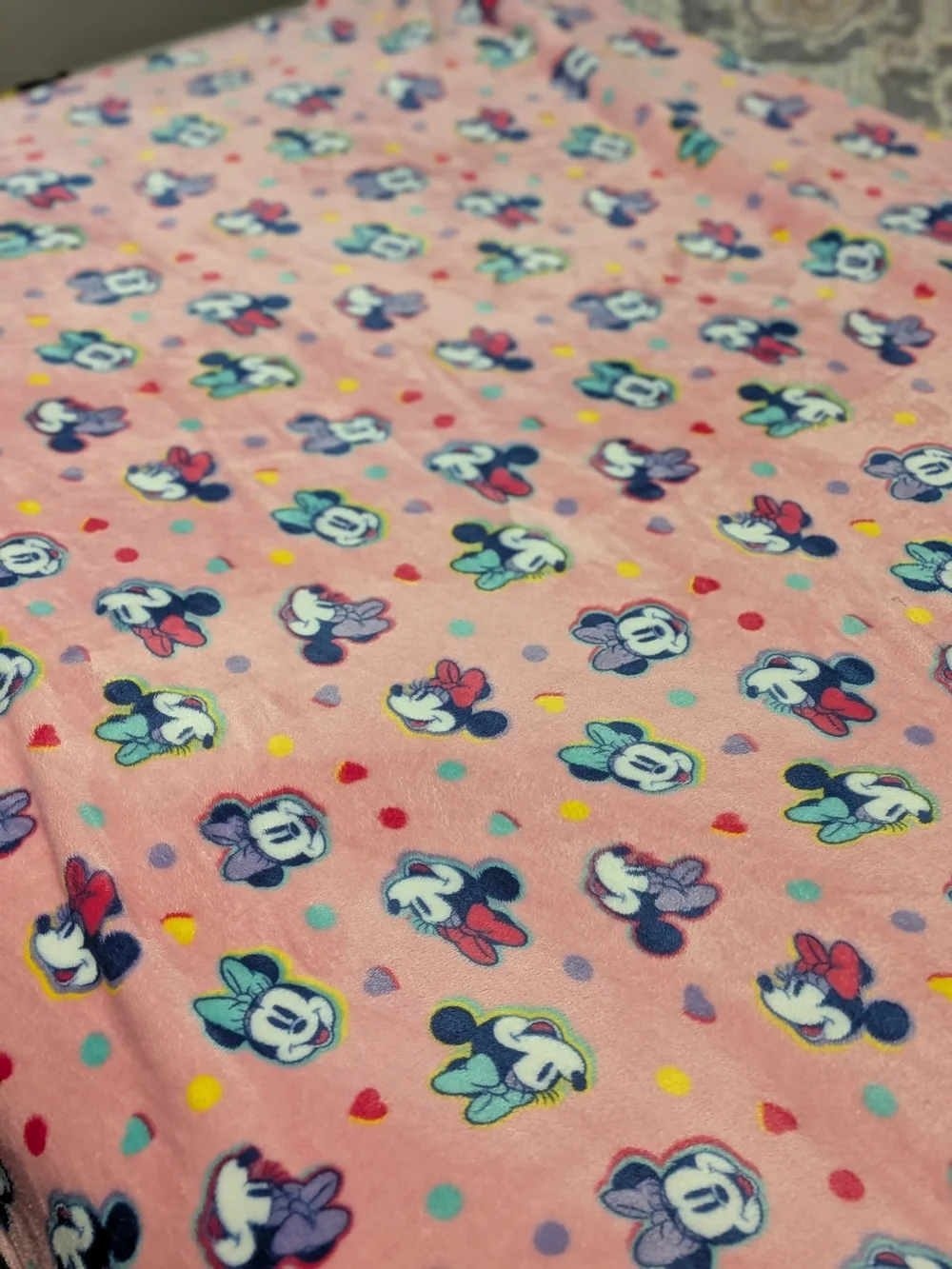 The Big One Oversized Plush Minnie Mouse Bow Throw Blanket, 5ft x 6 ft EUC Soft