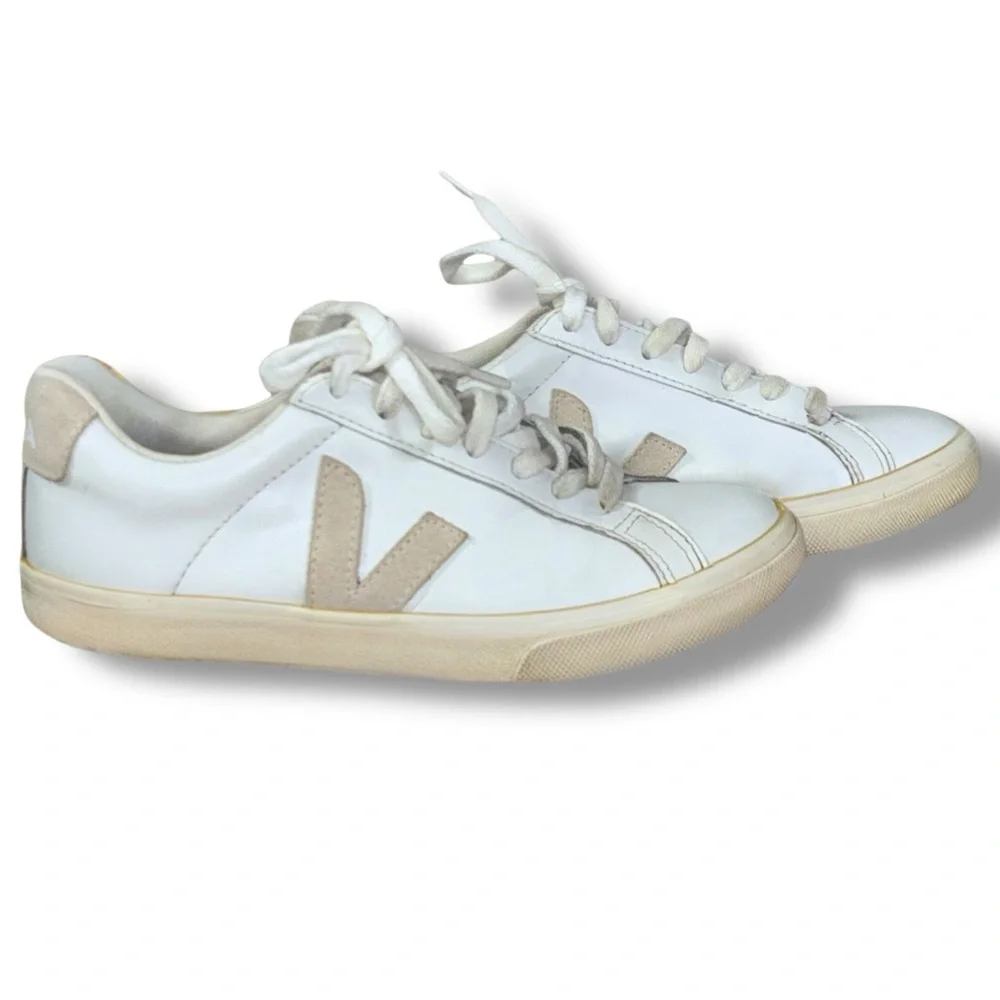 Veja wear accents