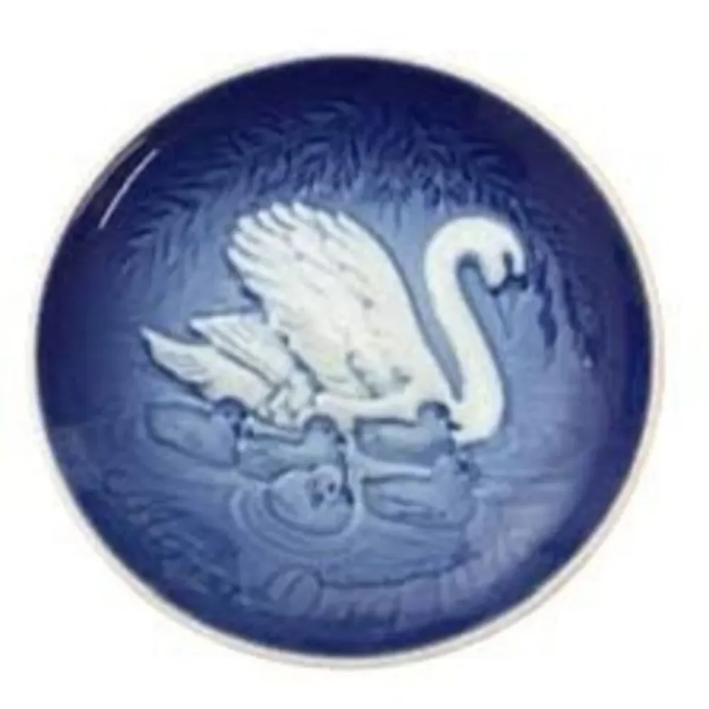 Bing & Grondahl 1976 Swans Mothers Day plate.