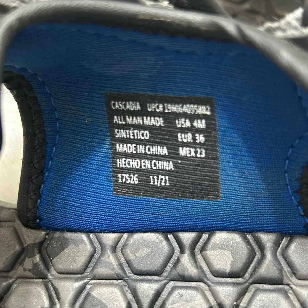 Size 4 Boys Eddie Bauer Sandals E1
