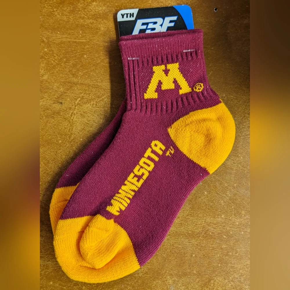 New Kids Boys Youth Minnesota Basketball Maroon and Gold Thick Socks, T2MIS-A