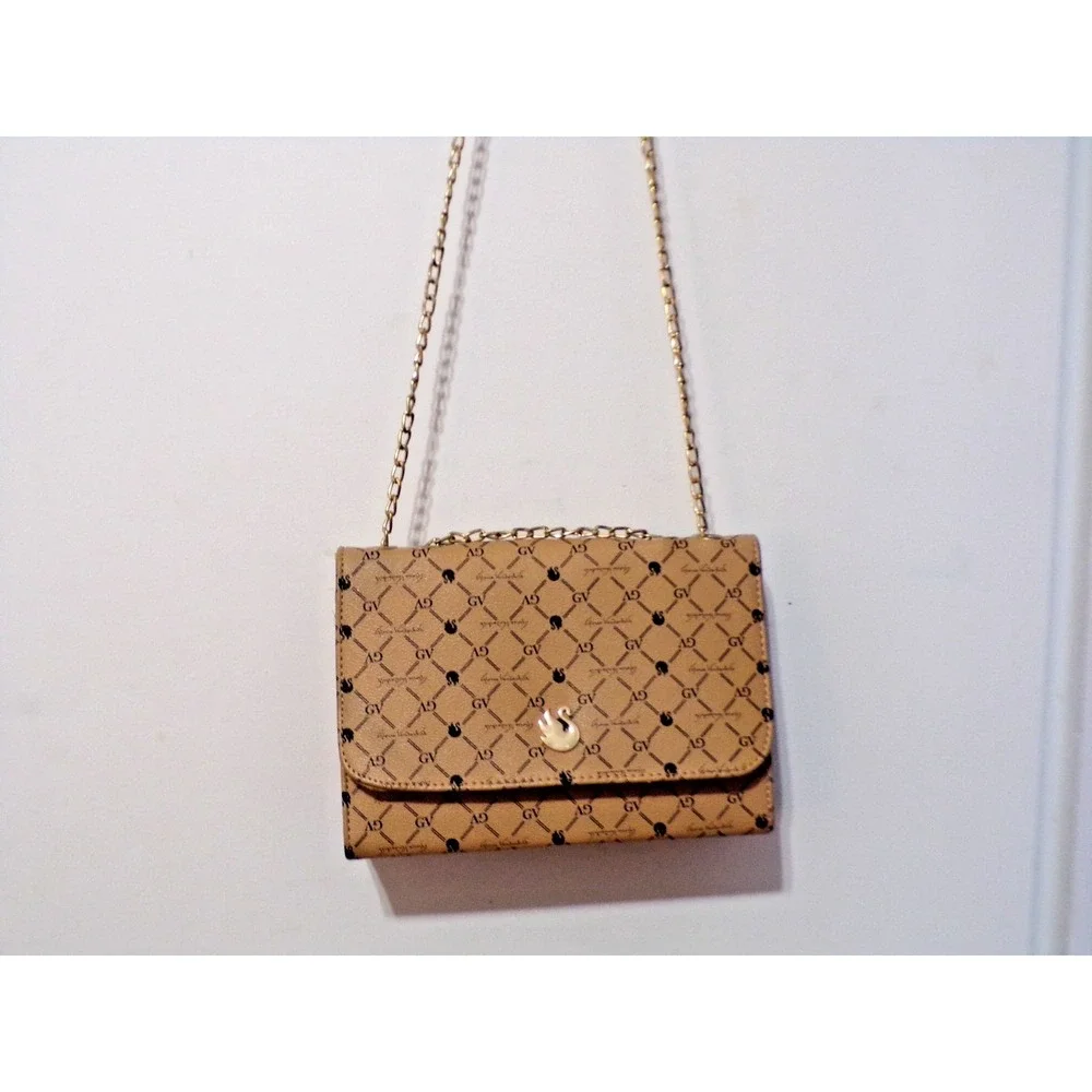 Gloria Vanderbilt adds strap