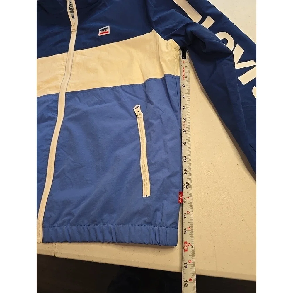 Levis excellent size