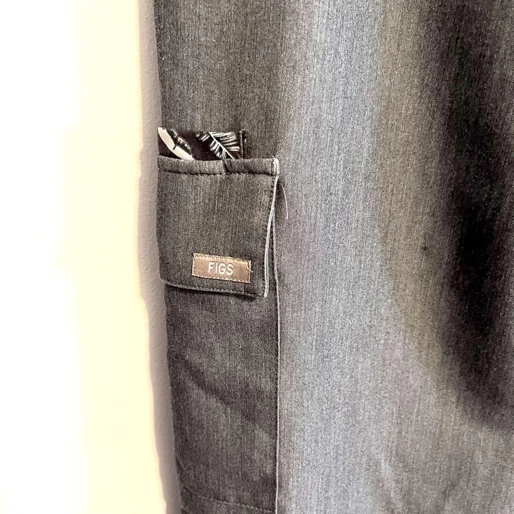 Figs Men’s Technical Collection Straight Leg Cargo Pants in Gray. Sz Medium
