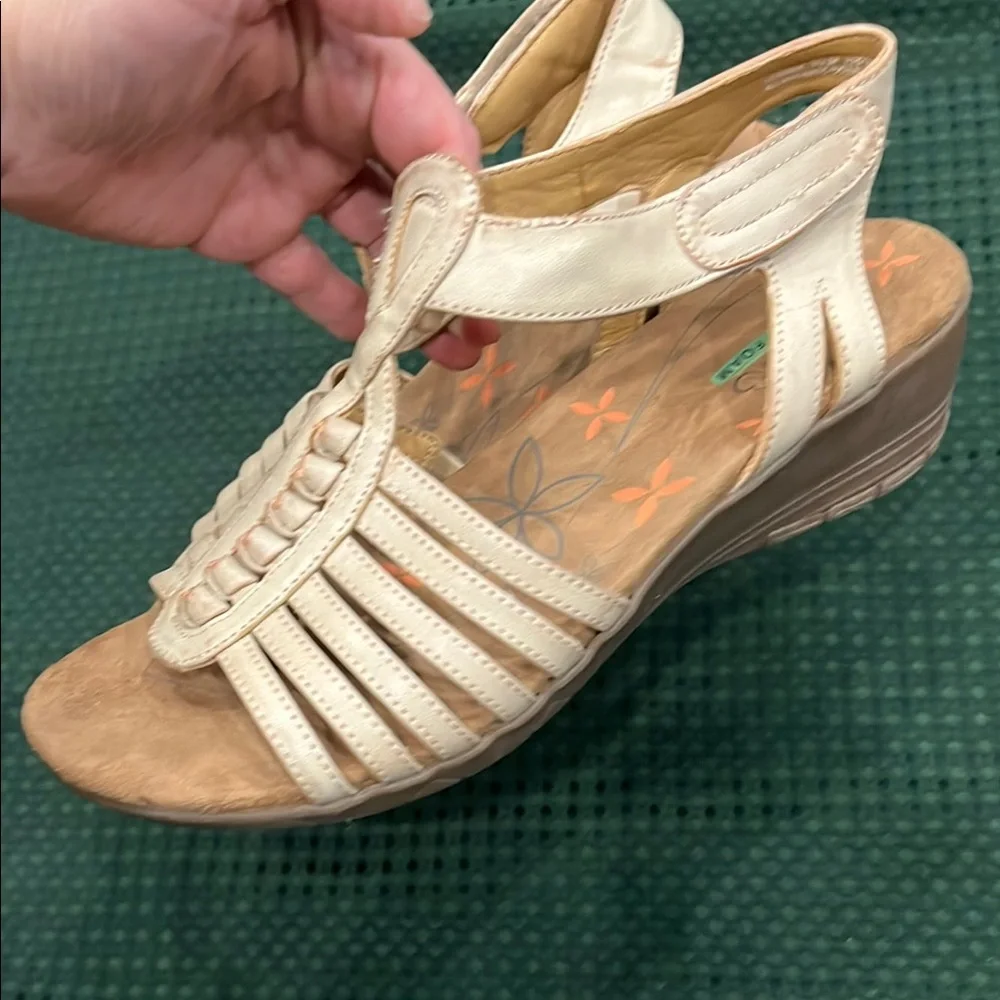 BareTraps‎ Women's Cream Sandals