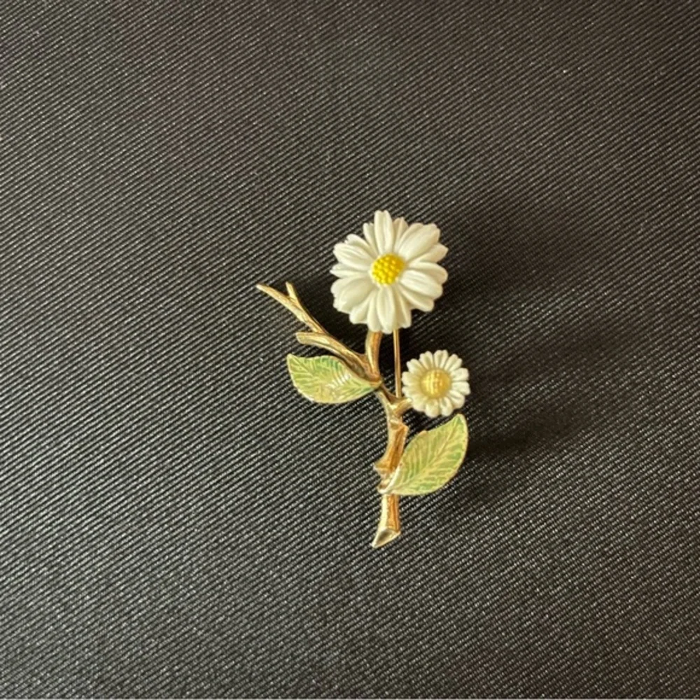 Vintage Floral Brooch with White Daisies