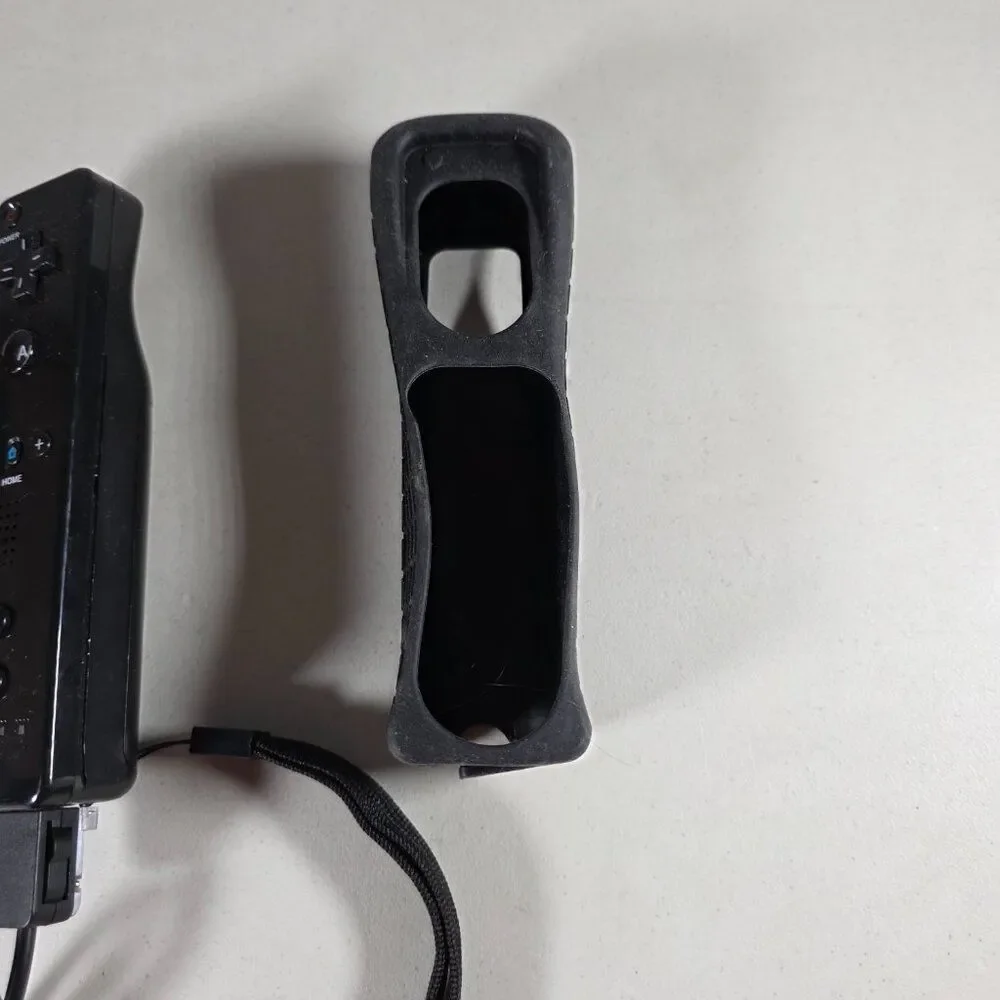 Wii Nunchuck + Remote w/ MotionPlus – Black – Silicone Cover – Generic Brand
