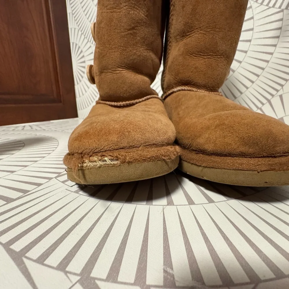 UGG Girls Bailey‎ Boots 3 Buttons Size 13 Chestnut