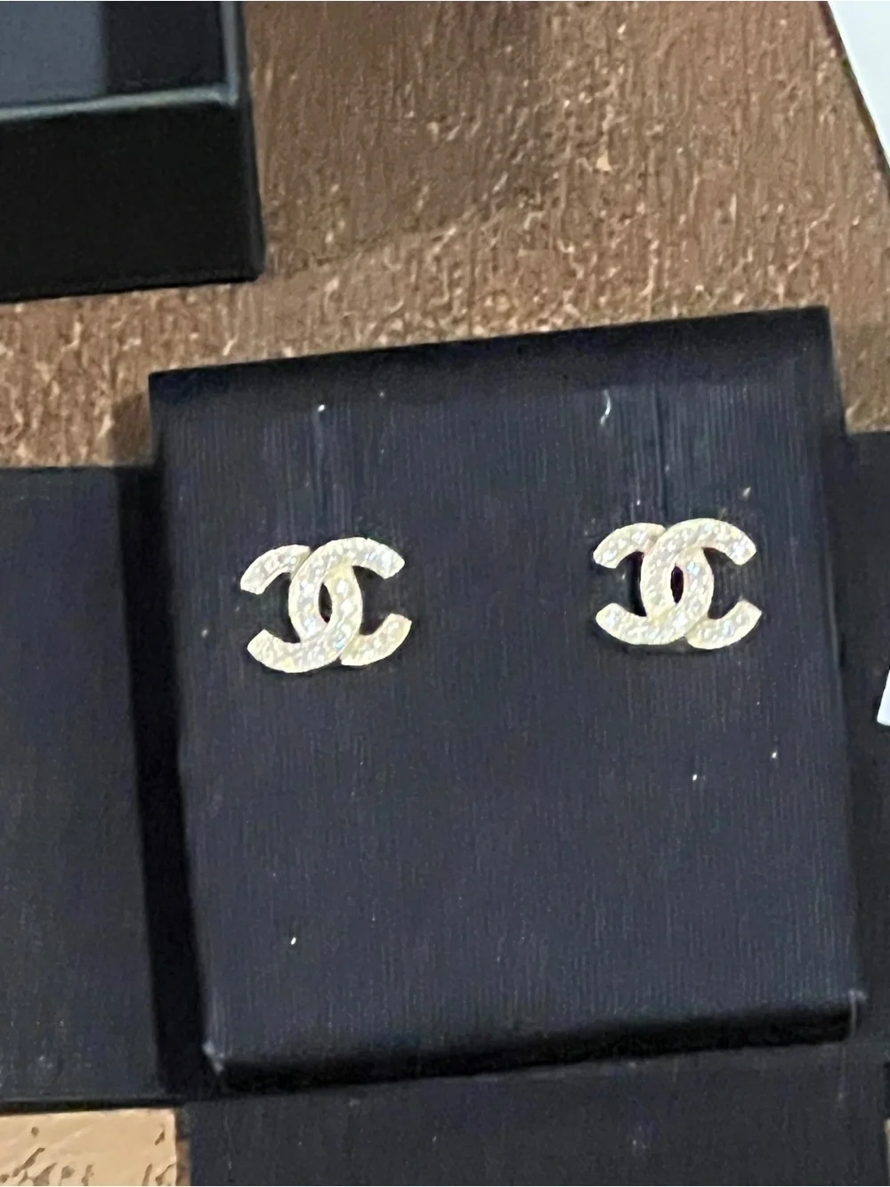 CHANEL elegant stud