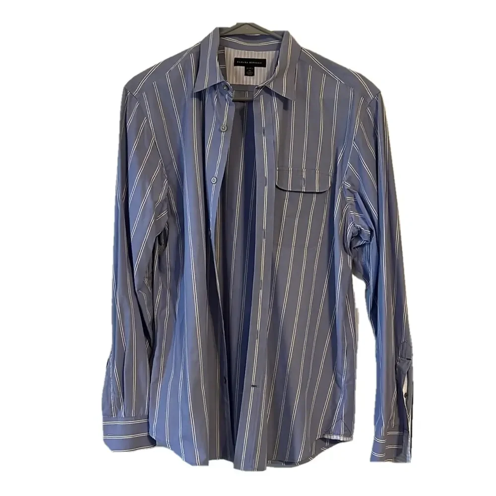 BANANA REPUBLIC Men’s Medium Button up long sleeve blue striped shirt.