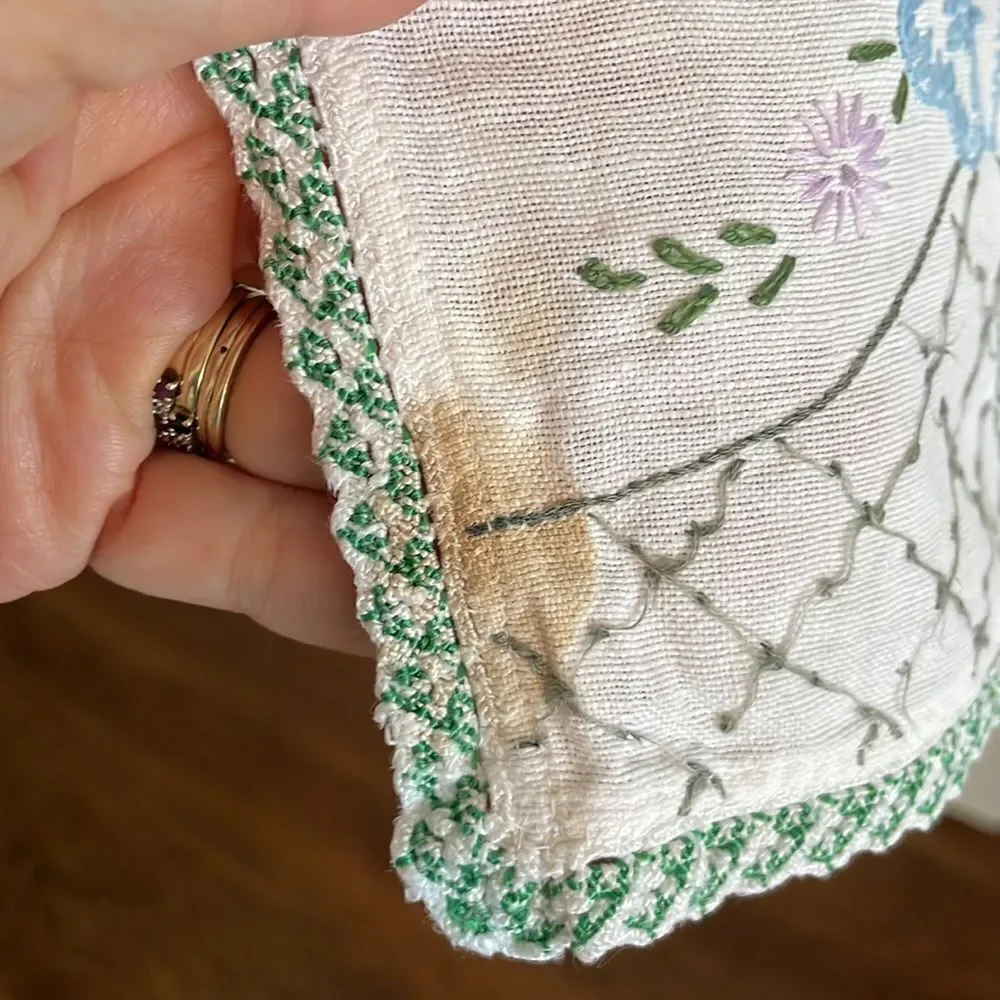 Vintage white table runner‎ with floral embroidery & crochet edges