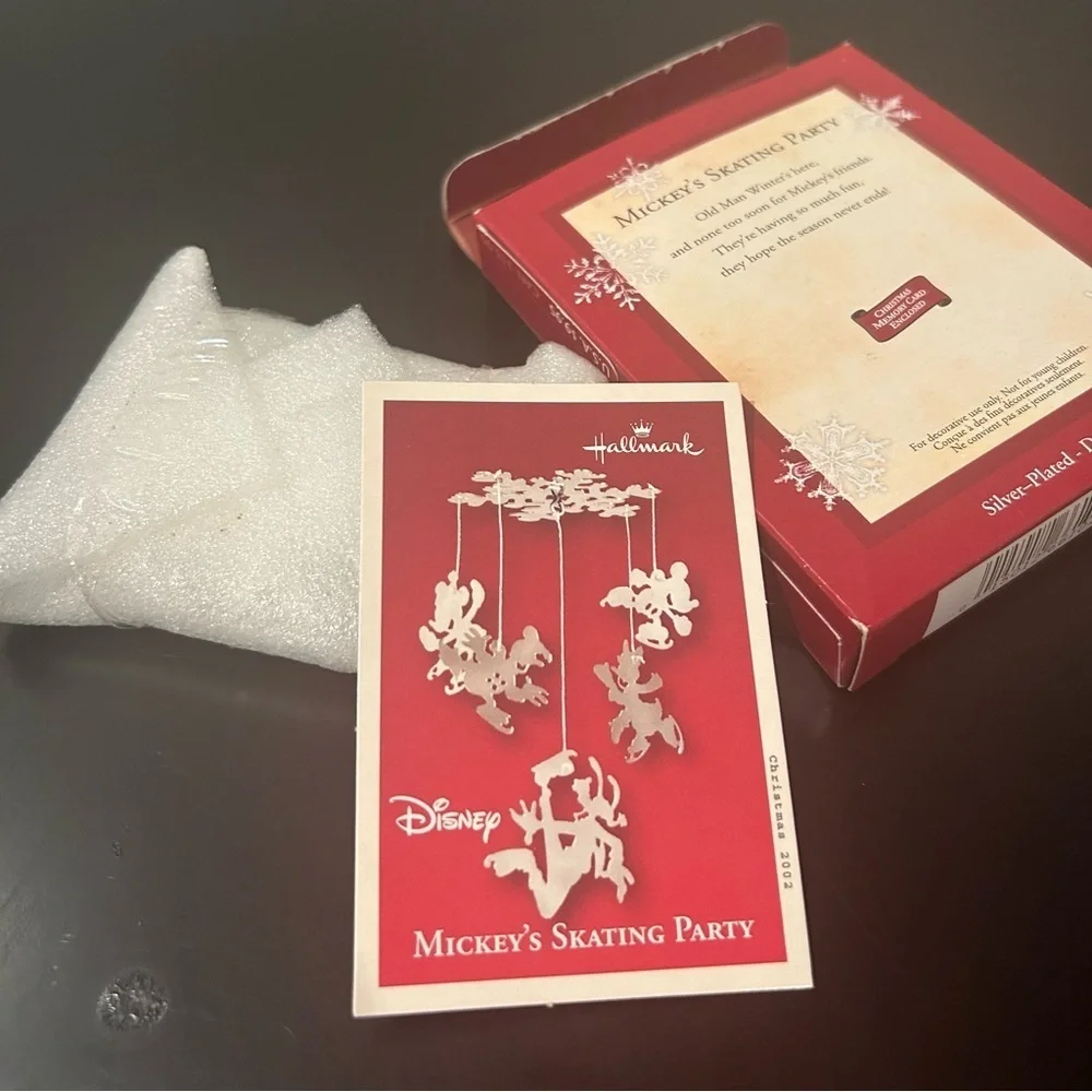 Hallmark Keepsake Ornament - Mickey's Skating Party - Mickey and Friends