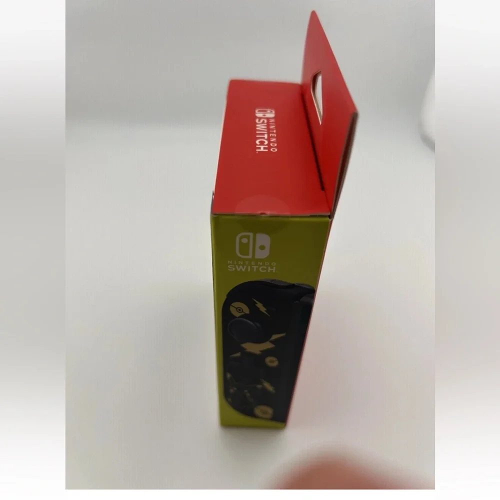Nintendo Switch D-Pad Controller‎ Hori (L) (Pokemon: Black & Gold Pikachu