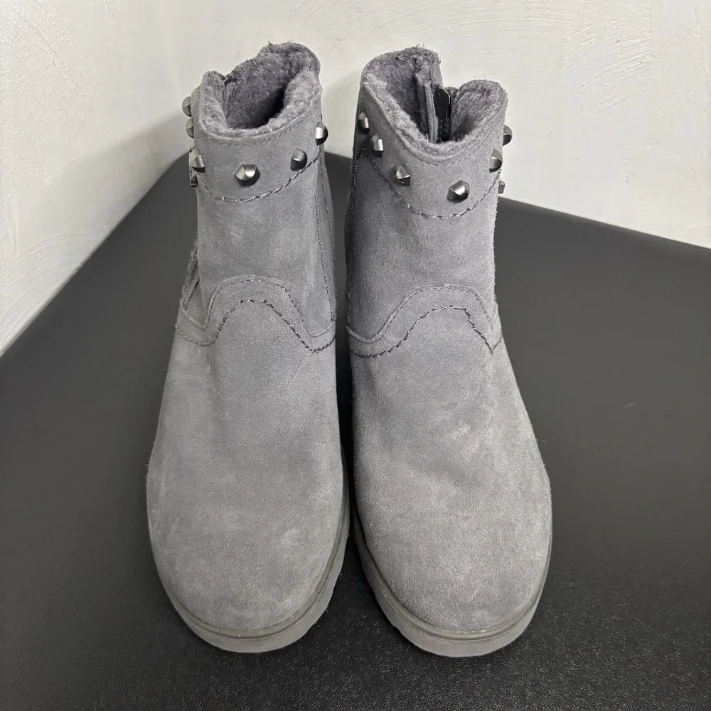BEARPAW Women's‎ Caroline Suede Ankle Boot Side Zip Gray Faux Fur Size 7 Studded