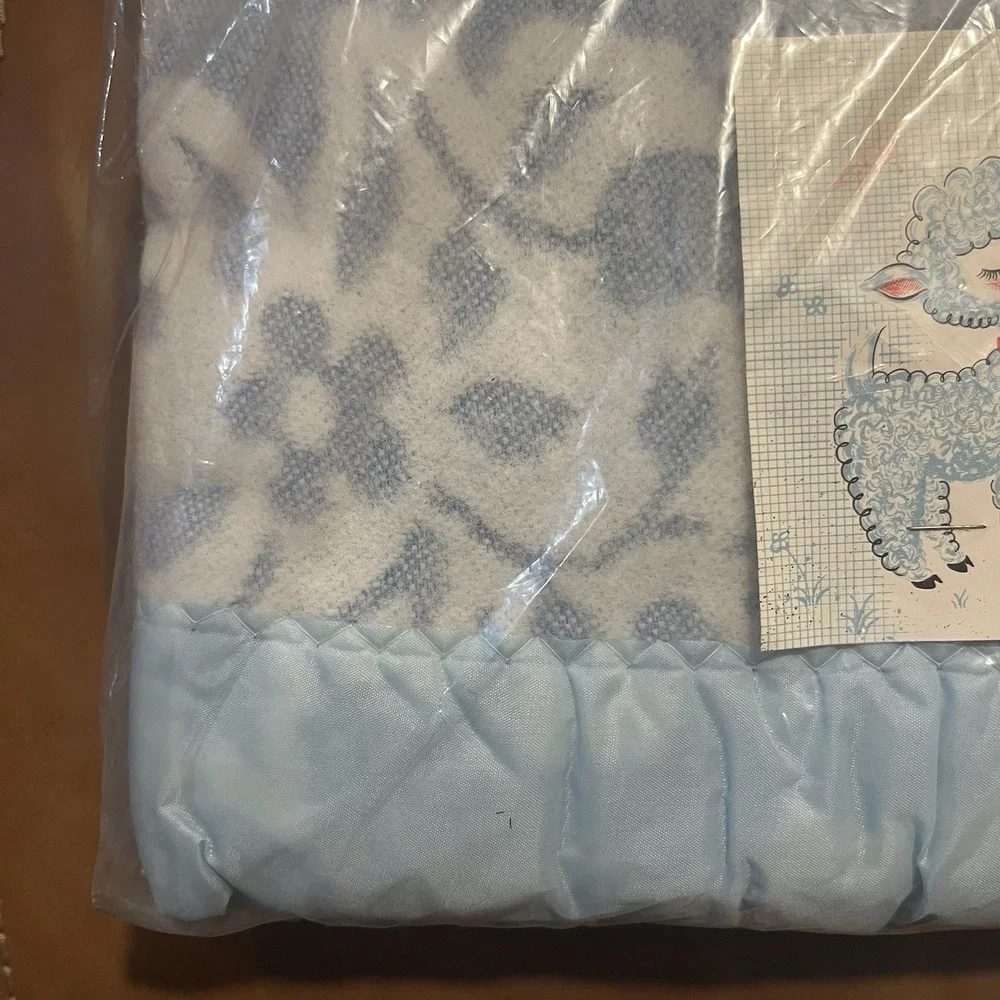 VTG Beacon Range 4 Baby Blanket Blue White Scroll Satin Trim NOS Factory Sealed