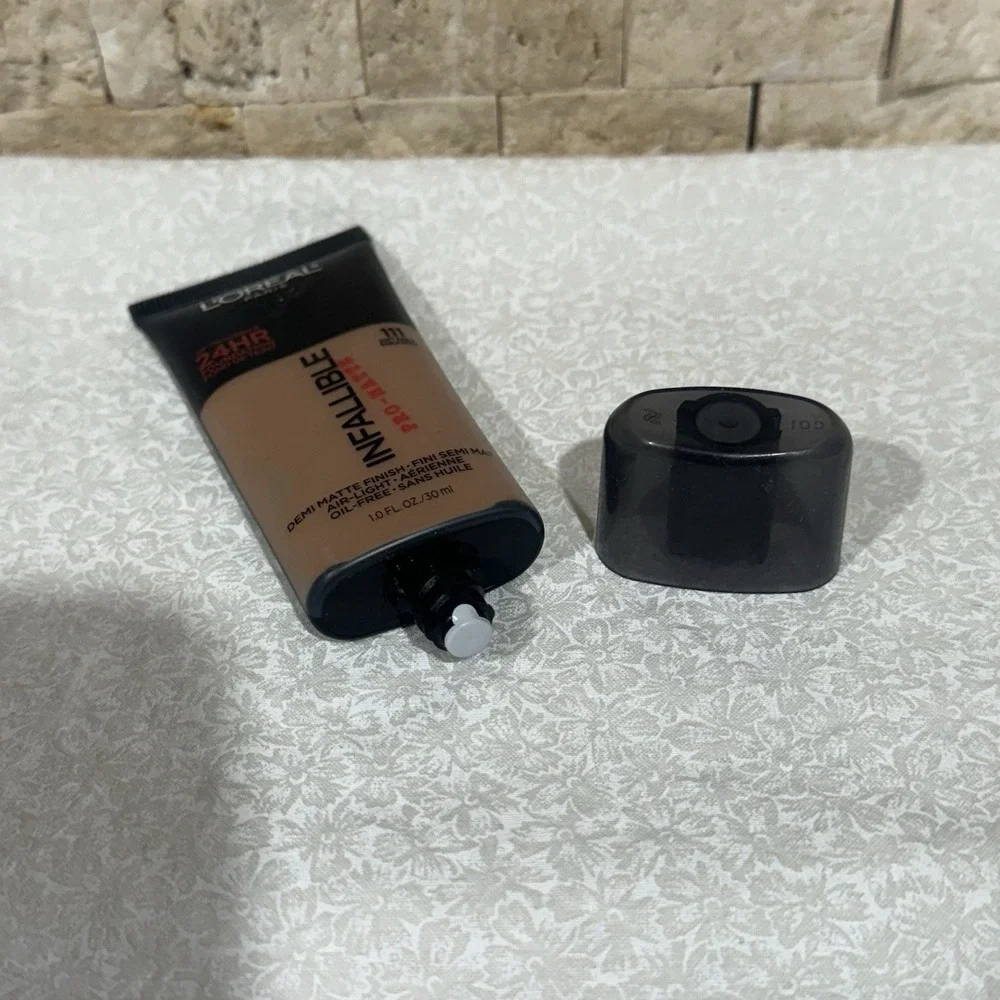 L'Oréal Paris Infallible Pro-Matte Foundation, #111 Soft Sable 1‎ Fl Oz Sealed