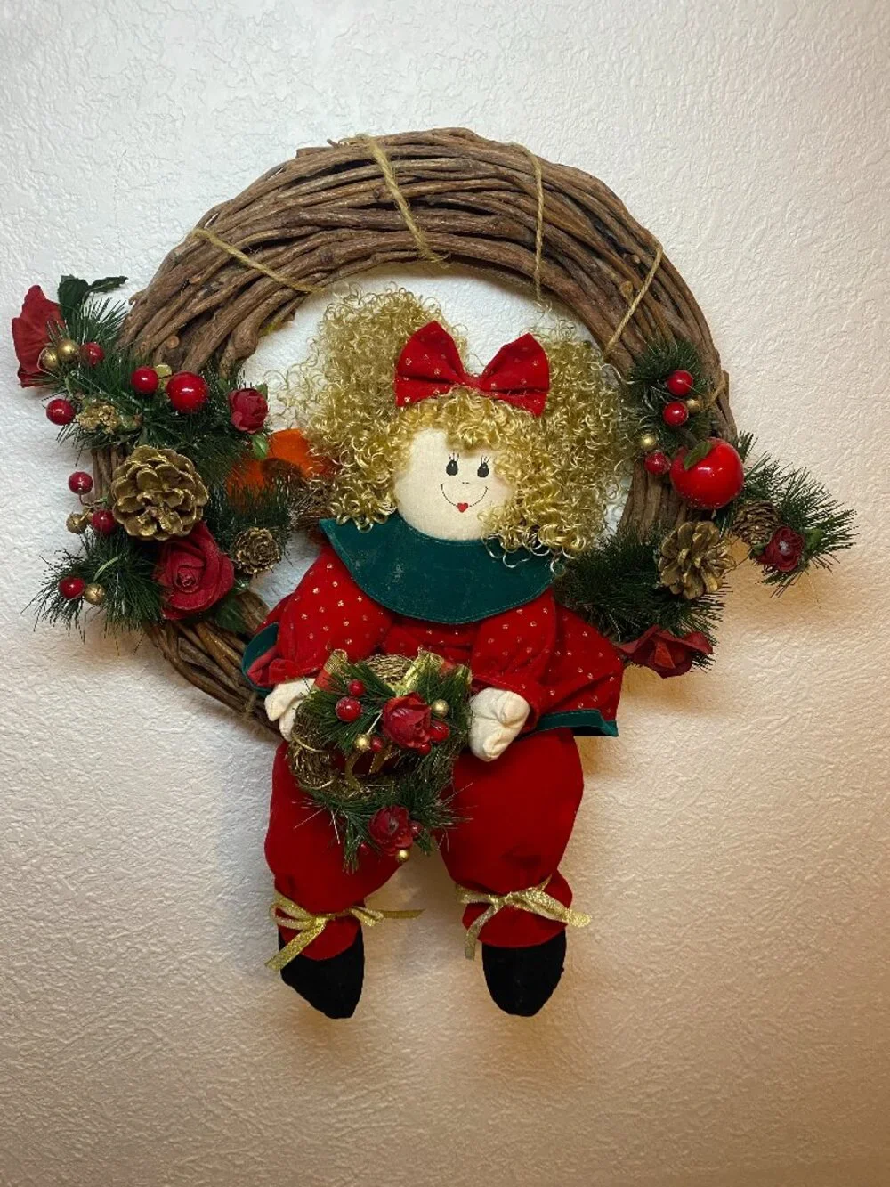 Vtg 90s Christmas Grapevine Wreath Fabric Rag Doll Curly Hair Pinecones 19