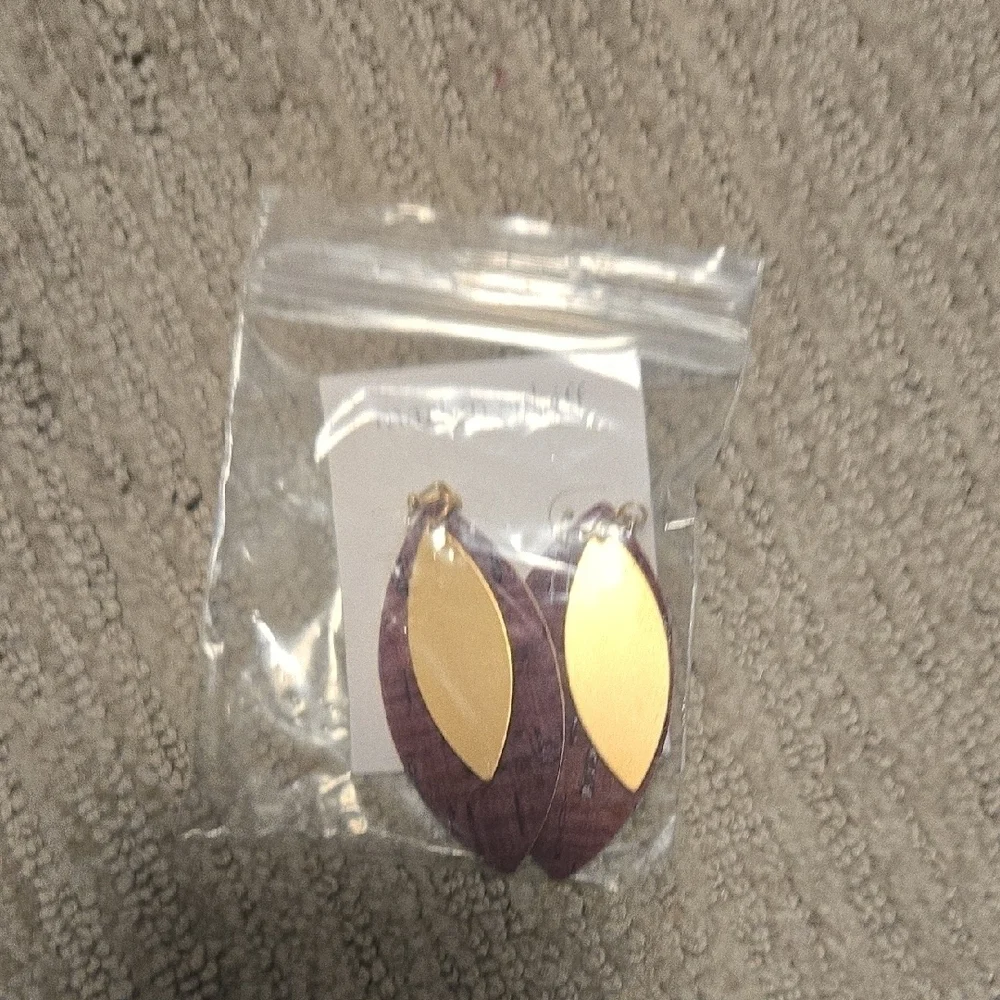 NWT Marlyn Schiff Layered Leaf Earrings